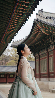 JPG 편집이미지 전통 응시 옷 여자 문화 한옥 한국 풍경 궁전 체험 복도 역사 한복 의료성형뷰티 편집실사 AI인물포토 AI콘텐츠 한국전통 시선 아시아 컨셉 고건축 사람 전통의상 CG 파일형식 AI포토