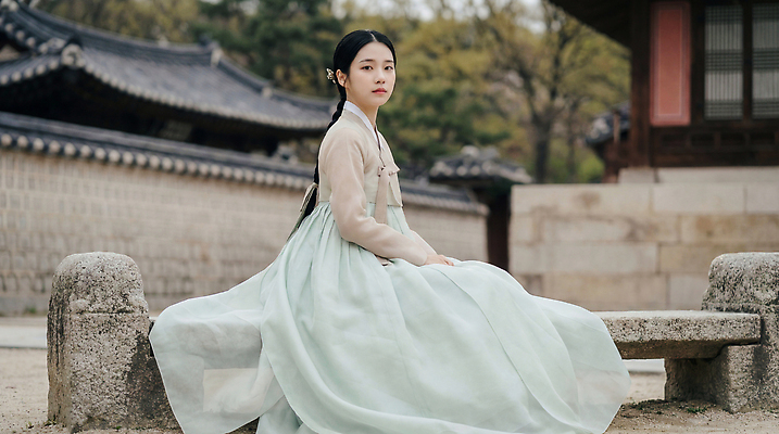 JPG 나무 편집이미지 전통 공원 여자 문화 고건축 벤치 바람 한옥 한국 앉기 풍경 궁전 체험 한복 일요일 오후 의료성형뷰티 편집실사 AI인물포토 AI콘텐츠 자연요소 식물 한국전통 건축물 공공시설 아시아 컨셉 의자 모션 날씨 사람 전통의상 CG 요일 파일형식 AI포토