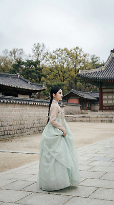 JPG 나무 편집이미지 전통 여자 문화 길 날씨 한옥 풍경 야외 건물 걷기 궁전 체험 역사 한복 흐림 의료성형뷰티 편집실사 AI인물포토 AI콘텐츠 식물 한국전통 건축물 컨셉 고건축 모션 사람 전통의상 CG 파일형식 AI포토