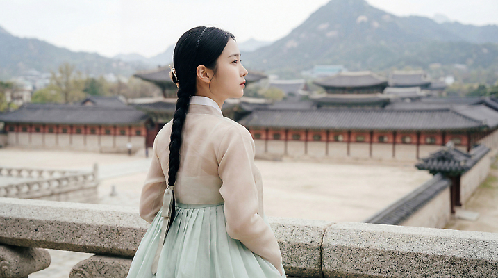 JPG 편집이미지 전통 응시 옷 문화 여행 자연 산 한옥 한국 풍경 소녀 건물 궁전 체험 역사 한복 의료성형뷰티 편집실사 AI인물포토 AI콘텐츠 한국전통 건축물 시선 여자 아시아 어린이 컨셉 고건축 전통의상 CG 생태계 파일형식 AI포토