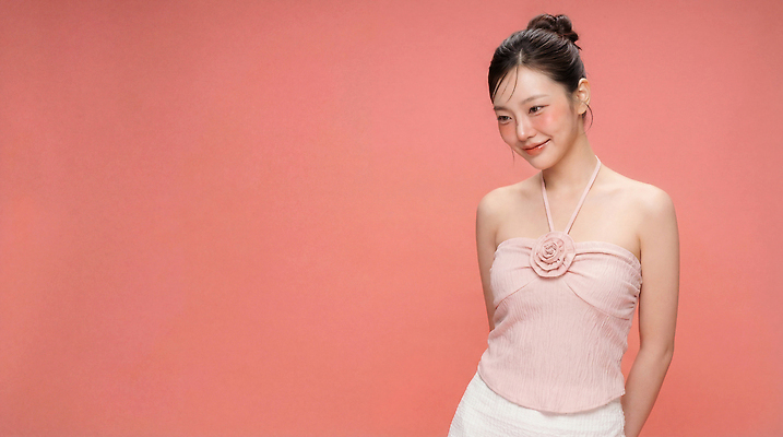 JPG 모델 편집이미지 손 여자 패션 얼굴 분홍색 포즈 백그라운드 미소 웃음 청춘 사진촬영 블라우스 의료성형뷰티 스타일 편집실사 AI인물포토 AI콘텐츠 컬러 컨셉 상의 표정 사람 신체부위 촬영 CG 파일형식 AI포토