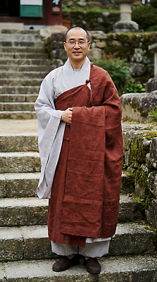 JPG 편집이미지 전통 종교 문화 백그라운드 자연 한국 계단 고요 부처님오신날 절 사찰 승려 명상 승복 돌계단 방문객 의료성형뷰티 편집실사 AI인물포토 AI콘텐츠 기념일 아시아 종교건축 돌_바위 인사 성직자 CG 생태계 파일형식 AI포토