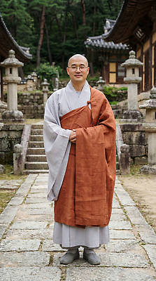 JPG 나무 편집이미지 전통 문화 불교 자연 한국 정원 고요 부처님오신날 사원 석탑 승려 명상 돌계단 의료성형뷰티 편집실사 AI인물포토 AI콘텐츠 식물 기념일 아시아 종교 계단 탑 돌_바위 성직자 CG 생태계 파일형식 AI포토