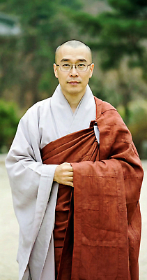 JPG 나무 편집이미지 전통 옷 남자 아시아 종교 문화 불교 한국 표정 부처님오신날 사찰 승려 의료성형뷰티 편집실사 AI인물포토 AI콘텐츠 식물 기념일 나라 종교건축 사람 성직자 CG 파일형식 AI포토