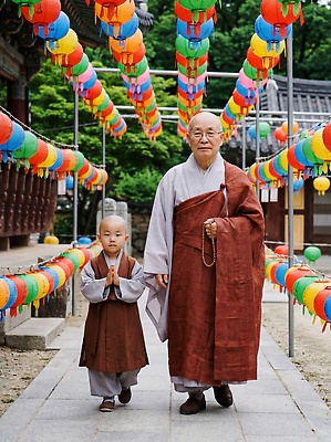 JPG 편집이미지 전통 옷 문화 어린이 조명 한국 소녀 이벤트 소년 걷기 부처님오신날 기도 절 사찰 승려 동자승 의료성형뷰티 편집실사 AI인물포토 AI콘텐츠 여자 기념일 남자 아시아 종교건축 모션 사람 인사 성직자 CG 파일형식 AI포토