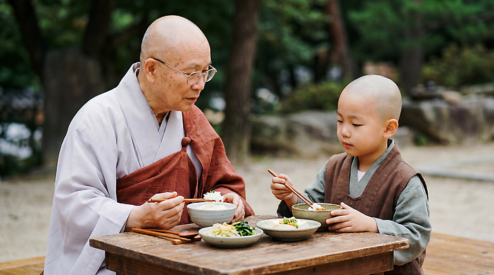 JPG 편집이미지 전통 어린이 음식 자연 식탁 곡류 대화 풍경 식사 사원 숲 승려 동자승 의료성형뷰티 편집실사 AI인물포토 AI콘텐츠 탁자 말하기 사람 성직자 CG 생태계 파일형식 AI포토