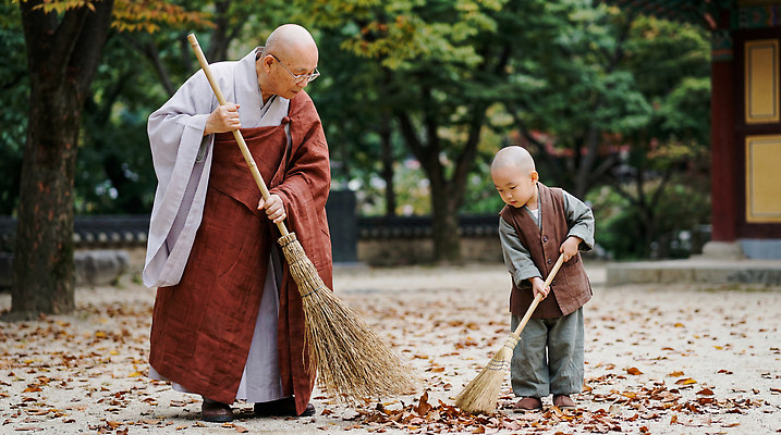 자연요소 식물 교육 잎 날씨 말하기 사람 인사 성직자 승려 CG 파일형식 AI포토 어린이 절 낙엽 청소 정원 가르침 모션 놀이 전통 대화 나무 바람 교훈 편집실사 JPG 편집이미지 의료성형뷰티 동자승 AI인물포토 AI콘텐츠