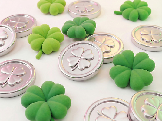 JPG 모양 편집이미지 디자인 컬러 백그라운드 놀이 탁자 장식 장난감 동전 네잎클로버 클로버 크기 배열 소재 조화 편집3D AI컴퓨터그래픽 AI콘텐츠 식물 가구 돈 3D 파일형식