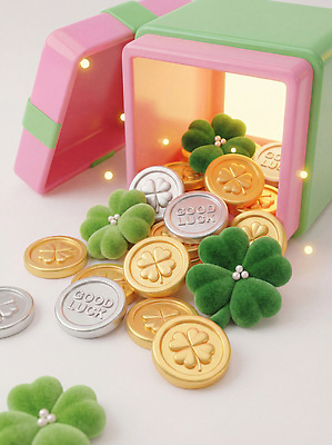 JPG 편집이미지 행복 선물 이벤트 장식 초록색 반짝임 상자 장난감 동전 행운 네잎클로버 클로버 은색 즐거움 금화 편집3D AI컴퓨터그래픽 AI콘텐츠 식물 감정 컬러 컨셉 돈 모션 3D 황금 파일형식