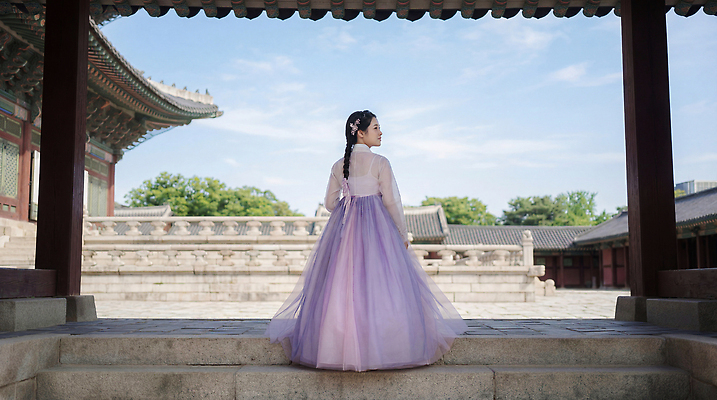 JPG 편집이미지 전통 여자 문화 여행 한국 미소 건물 궁전 공간 뒤돌아보기 역사 한복 안뜰 편집포토 의료성형뷰티 편집실사 AI인물포토 AI콘텐츠 한국전통 건축물 아시아 고건축 모션 표정 사람 전통의상 CG 파일형식 AI포토