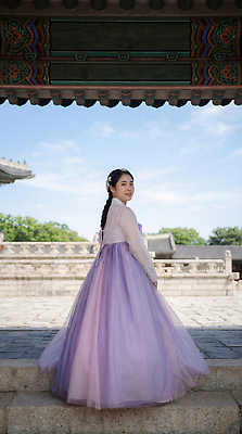 JPG 나무 편집이미지 전통 공원 문화 여행 날씨 한국 풍경 소녀 궁전 뒤돌아보기 역사 한복 청명 편집포토 의료성형뷰티 편집실사 AI인물포토 AI콘텐츠 식물 한국전통 공공시설 여자 아시아 어린이 고건축 모션 전통의상 CG 파일형식 AI포토