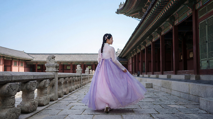JPG 편집이미지 전통 옷 여자 건축 문화 길 한국 걷기 궁전 역사 한복 뷰티풀 편집포토 의료성형뷰티 편집실사 유산 AI인물포토 AI콘텐츠 한국전통 아시아 고건축 모션 사람 전통의상 CG 파일형식 AI포토