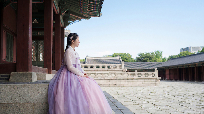 JPG 편집이미지 전통 옷 여자 문화 한국 앉기 풍경 건물 정원 궁전 역사 한복 돌계단 뷰티풀 편집포토 의료성형뷰티 편집실사 AI인물포토 AI콘텐츠 한국전통 건축물 아시아 고건축 모션 사람 계단 돌_바위 전통의상 CG 파일형식 AI포토