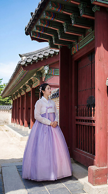 JPG 편집이미지 전통 여자 문화 길 하늘 한국 풍경 건물 빨간색 맑음 역사 한복 옛날 편집포토 의료성형뷰티 편집실사 AI인물포토 AI콘텐츠 한국전통 건축물 아시아 컬러 날씨 사람 전통의상 CG 파일형식 AI포토