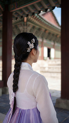 JPG 편집이미지 전통 외관 여자 문화 한국 땋은머리 건물 뒷모습 장식 역사 클래식 전통의상 한복 뷰티풀 편집포토 의료성형뷰티 편집실사 AI인물포토 AI콘텐츠 한국전통 헤어스타일 건축물 아시아 뷰포인트 컨셉 사람 CG 파일형식 AI포토