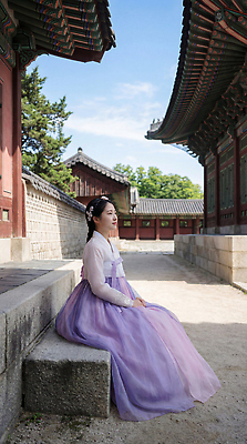 식물 한국전통 건축물 아시아 고건축 모션 한국 사람 계단 궁전 돌_바위 전통의상 CG 파일형식 AI포토 경복궁 한복 여자 돌계단 앉기 잔디 건물 시간 전통 문화 뷰티풀 편집포토 편집이미지 편집실사 JPG 의료성형뷰티 AI인물포토 AI콘텐츠