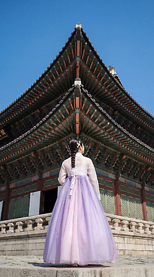 JPG 편집이미지 전통 옷 여자 건축 문화 여행 하늘 지붕 서기 풍경 건물 맑음 궁전 역사 한복 편집포토 의료성형뷰티 편집실사 AI인물포토 AI콘텐츠 한국전통 건축물 고건축 모션 날씨 사람 전통의상 CG 파일형식 AI포토