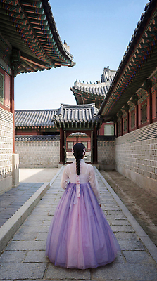 JPG 편집이미지 전통 건축물 여자 문화 길 소풍 궁전 복도 역사 한복 방문 조화 돌길 편집포토 의료성형뷰티 편집실사 AI인물포토 AI콘텐츠 한국전통 건축 고건축 사람 야외활동 전통의상 CG 파일형식 AI포토