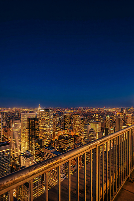 JPG 편집이미지 여행 야경 하늘 거리 빌딩 빛 도시 뉴욕 전망대 관람 루프탑 편집실사 AI컴퓨터그래픽 AI콘텐츠 건물 파티 미국 야간 CG 파일형식 풍경_경치