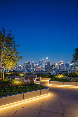 JPG 나무 편집이미지 야경 휴식 조명 풍경 여러명 건물 빛 정원 도시 도심 편안함 루프탑 편집실사 AI컴퓨터그래픽 AI콘텐츠 식물 건축물 다수 컨셉 사람 파티 감각 야간 CG 파일형식 풍경_경치