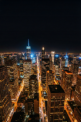 JPG 편집이미지 여행 야경 모션 자동차 거리 사람 풍경 빌딩 빛 고층빌딩 도시 시카고 루프탑 편집실사 AI컴퓨터그래픽 AI콘텐츠 육상교통 건물 파티 미국 야간 CG 파일형식 풍경_경치