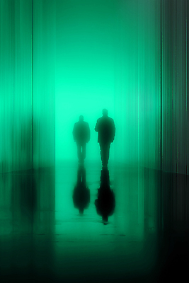 JPG 편집이미지 실루엣 예술 포즈 조명 그림자 사람 두명 초록색 반사 산책 공간 분위기 속도 통로 이미지편집 AI컴퓨터그래픽 AI콘텐츠 컬러 컨셉 휴식 촬영기법 파일형식