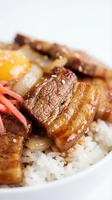 JPG 편집이미지 음식 식탁 밥 반찬 양파 한국 육류 요리 계란 식사 맛 덮밥 볶음 간장 편집실사 AI포토 AI콘텐츠 부타동 아시아 컨셉 채소 식재료 탁자 알 양념 CG 일본음식 파일형식