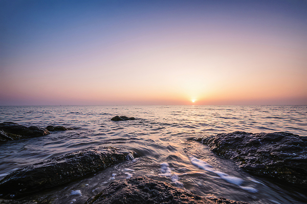 JPG 편집이미지 파도 바다 여행 자연 하늘 풍경 해변 여름 태양 일몰 암석 저녁 수평선 편집실사 AI컴퓨터그래픽 AI콘텐츠 자연요소 계절 노을 돌_바위 야간 CG 생태계 파일형식