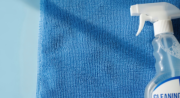 JPG 편집이미지 표면 집안 선반 관리 파란색 수건 위생 청소도구 청소 오브젝트 준비 분무기 편집실사 AI포토 AI콘텐츠 컬러 가구 실내 위생용품 도구 CG 파일형식