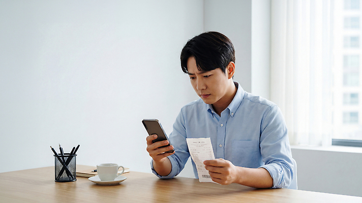 JPG 편집이미지 남자 커피 모션 탁자 기술 일상 스마트폰 사무실 필기구 스마트 집중 책상 확인 영수증 자산관리 가계부 의료성형뷰티 편집실사 AI인물포토 AI콘텐츠 음료 가구 컨셉 비즈니스 문구용품 사람 라이프 금융 경제 핸드폰 스마트기기 CG 파일형식 AI포토