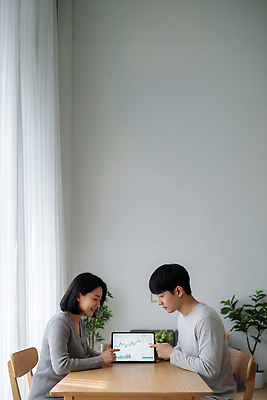 JPG 편집이미지 비즈니스 탁자 그래프 협력 직장 실내 대화 사람 노트북 스크린 자료 정보 스마트 집중 분석 자산관리 소통 가계부 의료성형뷰티 편집실사 AI인물포토 AI콘텐츠 가구 컨셉 회사 말하기 내부 경제 전자제품 CG 파일형식 AI포토