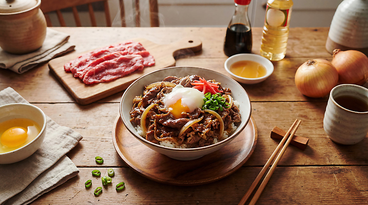 JPG 편집이미지 음식 채소 재료 젓가락 탁자 밥 양파 건강 육류 요리 계란 식사 간장 규동 편집실사 AI포토 AI콘텐츠 가구 식재료 수저 알 양념 CG 덮밥 일본음식 파일형식