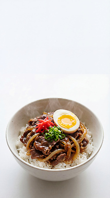 JPG 편집이미지 음식 재료 고추 밥 양파 요리 계란 식사 소고기 고명 덮밥 간장 규동 한그릇 편집실사 AI포토 AI콘텐츠 1 채소 육류 알 양념 CG 일본음식 파일형식