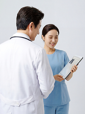 JPG 편집이미지 의학 협력 건강 병원 대화 스크린 진료 환자 간호사 의사 정보 기록 체크표시 역할 의료성형뷰티 편집실사 AI인물포토 AI콘텐츠 말하기 의료진 CG 확인 파일형식 AI포토