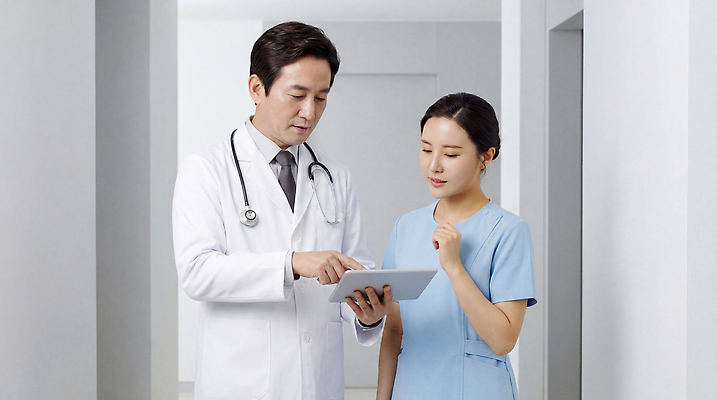 JPG 편집이미지 직업 의학 협력 병원 대화 태블릿 환자 간호사 의사 정보 복도 토론 확인 의료성형뷰티 편집실사 AI인물포토 AI콘텐츠 말하기 전자제품 스마트기기 의료진 CG 파일형식 AI포토