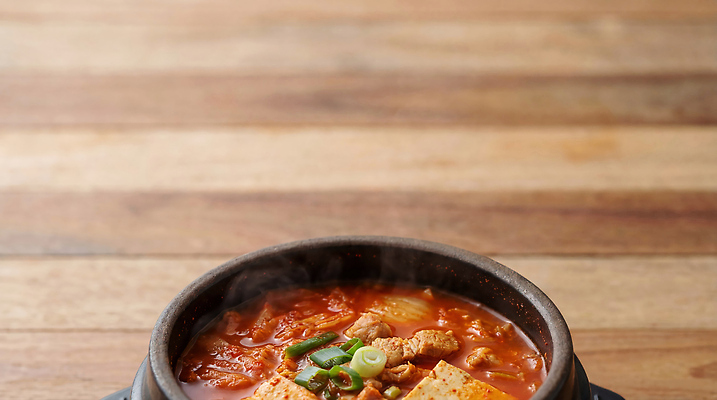 JPG 편집이미지 전통 한식 음식 재료 요리 식사 뜨거움 찌개 두부 국물 파 돌솥 김치찌개 끓이기 나무탁자 다진고기 돼지고기김치찌개 편집실사 AI포토 AI콘텐츠 채소 모션 탁자 육류 CG 파일형식