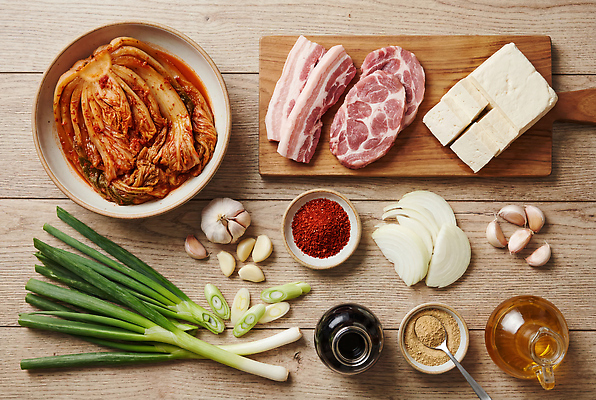 JPG 편집이미지 한식 채소 재료 탁자 양파 김치 마늘 돼지고기 요리 주방 식사 양념 삼겹살 두부 파 김치찌개 요리준비 목심 돼지고기김치찌개 편집실사 AI포토 AI콘텐츠 음식 가구 육류 찌개 CG 준비 파일형식