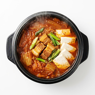 JPG 편집이미지 음식 재료 탁자 한국 따뜻함 육류 요리 솥 두부 국물 파 김치찌개 맛있는 돼지고기김치찌개 편집실사 AI포토 AI콘텐츠 아시아 가구 채소 식재료 주방용품 찌개 CG 파일형식