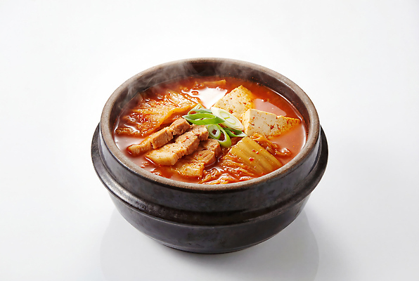 JPG 편집이미지 한식 재료 탁자 따뜻함 육류 요리 식사 뜨거움 찌개 배추 두부 김치찌개 식사준비 돼지고기김치찌개 편집실사 AI포토 AI콘텐츠 음식 가구 채소 식재료 CG 준비 파일형식