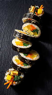 JPG 편집이미지 한식 음식 재료 밥 요리 계란 당근 김 자르기 김밥 시금치 간편조리식품 편집실사 AI포토 AI콘텐츠 채소 모션 뿌리채소 알 해조류 CG 파일형식