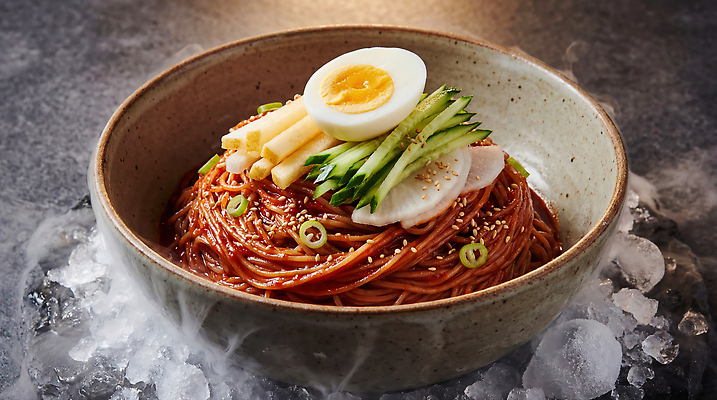 JPG 편집이미지 그릇 한식 음식 재료 오이 요리 계란 얼음 면류 배 무 냉면 레시피 비빔냉면 비빔국수 편집실사 AI포토 AI콘텐츠 자연요소 식기 채소 과일 여름음식 뿌리채소 알 CG 국수 파일형식