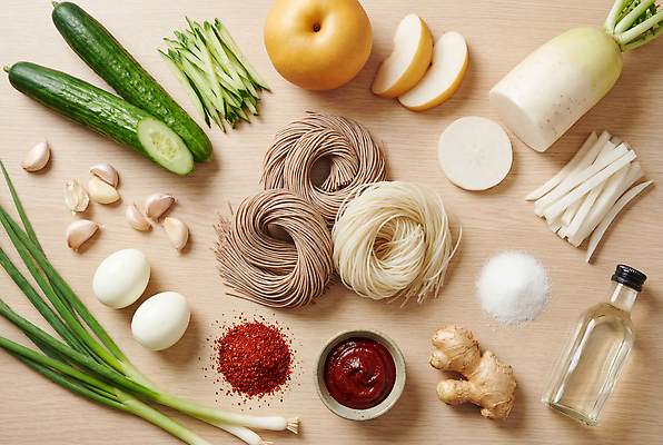 JPG 편집이미지 채소 재료 탁자 오이 마늘 요리 계란 면류 배 양념 무 준비 생강 비빔냉면 쪽파 편집실사 AI포토 AI콘텐츠 음식 가구 과일 뿌리채소 알 CG 냉면 파 파일형식