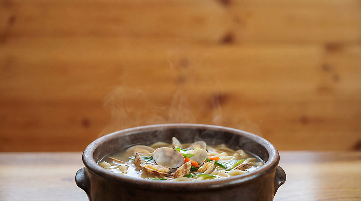 JPG 나무 편집이미지 음식 채소 재료 식탁 반찬 요리 뜨거움 연기 찌개 해산물 향 국물 끓이기 바지락 바지락칼국수 맛있는 편집실사 AI포토 AI콘텐츠 식물 모션 탁자 조개 CG 칼국수 파일형식