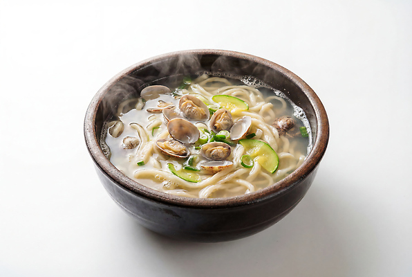 JPG 편집이미지 그릇 한식 음식 재료 조개 요리 면류 뜨거움 맛 국수 국물 애호박 편리함 끓이기 바지락 바지락칼국수 간편조리식품 편집실사 AI포토 AI콘텐츠 식기 컨셉 모션 호박 어패류 CG 칼국수 파일형식