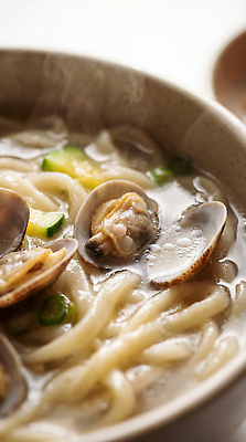 JPG 편집이미지 그릇 한식 음식 재료 탁자 조개 요리 주방 면류 뜨거움 해산물 국수 국물 바지락 바지락칼국수 편집실사 AI포토 AI콘텐츠 식기 가구 어패류 CG 칼국수 파일형식