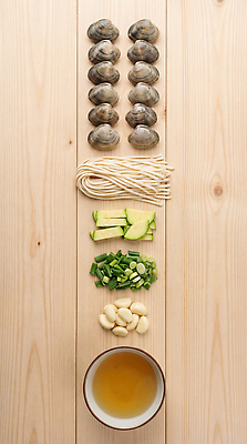 JPG 편집이미지 음식 채소 재료 조개 마늘 요리 신선 면류 해산물 준비 레시피 나무판자 건강식 육수 바지락 바지락칼국수 편집실사 AI포토 AI콘텐츠 어패류 목재 CG 칼국수 파일형식