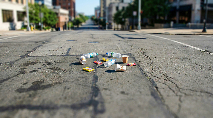 JPG 편집이미지 도로 자연 거리 컵 과자 환경 도시 오염 도심 쓰레기 폐기물 플라스틱 청소 문제 편집실사 AI컴퓨터그래픽 AI콘텐츠 식기 길 교통시설 재질 디저트 CG 생태계 파일형식