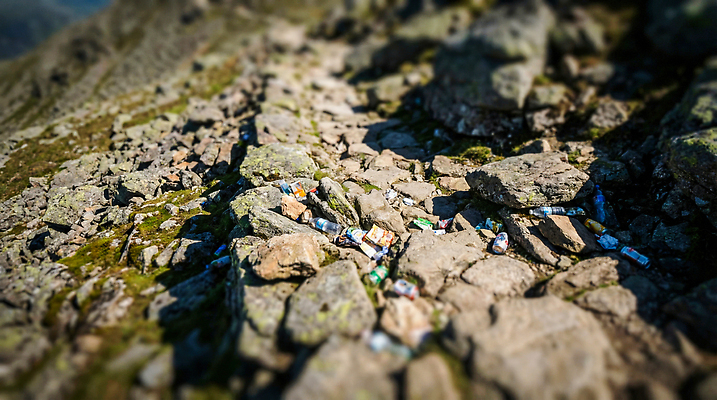 JPG 편집이미지 길 자연 산 환경 등산 돌_바위 오염 캔 쓰레기 흔적 지역 산행 흩어짐 편집실사 AI컴퓨터그래픽 AI콘텐츠 컨셉 트래킹 CG 생태계 파일형식