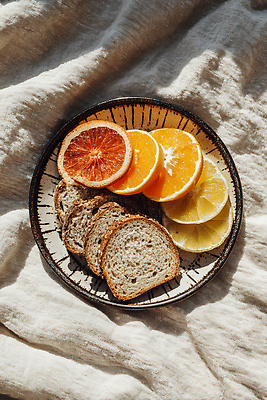 JPG 편집이미지 접시 빵 과일 탁자 아침 디저트 따뜻함 건강 햇빛 식사 아침식사 먹기 레몬 브런치 편집실사 AI포토 AI콘텐츠 주간 식기 음식 가구 모션 태양 CG 파일형식