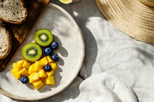 JPG 편집이미지 접시 빵 과일 탁자 아침 디저트 건강 키위 여름 햇빛 식사 맛 준비 블루베리 브런치 망고 편집실사 AI포토 AI콘텐츠 주간 식기 계절 음식 가구 컨셉 태양 CG 열대과일 파일형식